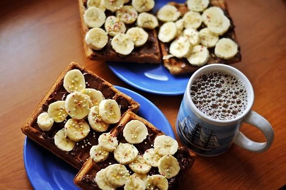 Pełnoziarniste gofry pszenno-owsiane z wegańską nutellą i bananem