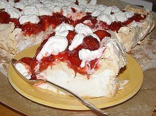 Beza z truskawkami i śmietaną