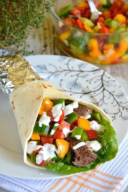 Tortilla z grillowanym mięsem wołowym i warzywną salsą