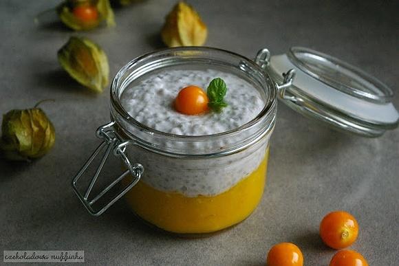 Kokosowy pudding chia z musem z mango