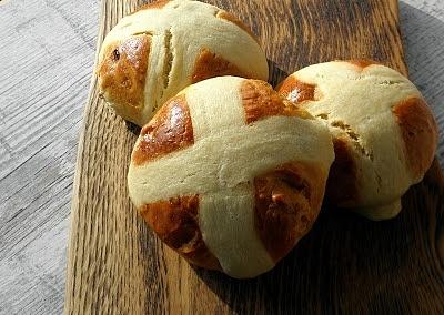 Wielkanocne bułeczki hot cross buns