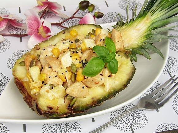 Sałatka z kurczakiem ananasem pestkami dyni i czarnuszką