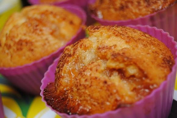 Mleczne muffinki z dżemem pigwy i kremem balsamicznym z fig i daktyli