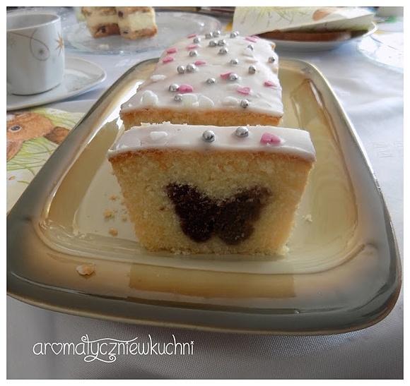 Babka jogurtowa z motylkiem - przepis na świąteczną porcję