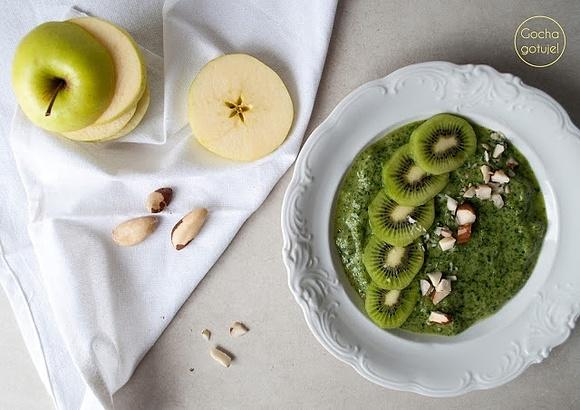 Zielone smoothie ze szpinaku banana jabłka i kiwi