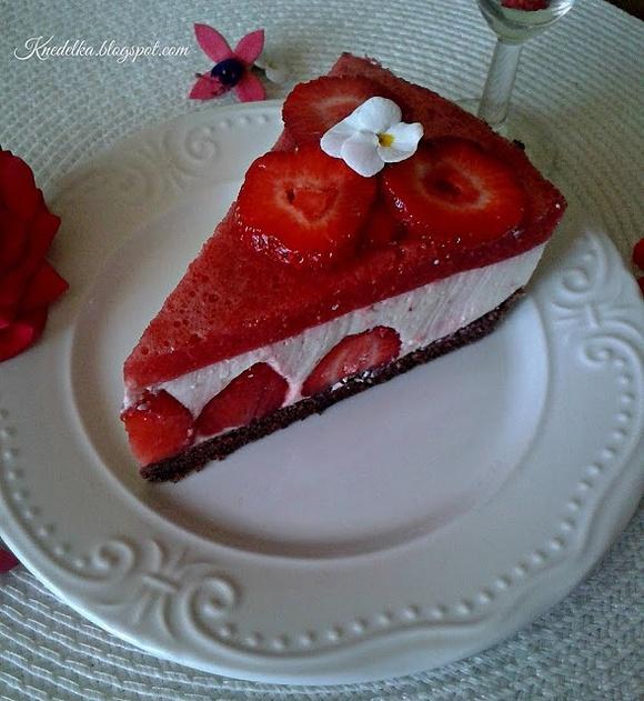 Tort truskawkowo-jogurtowy