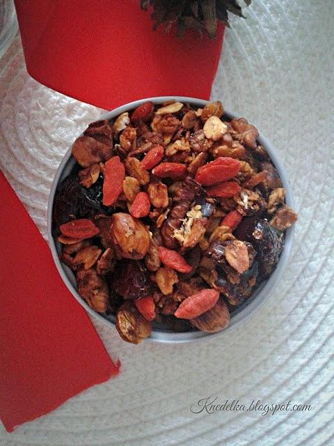 Pomarańczowa granola z wiórkami kokosowymi i jagodami goji