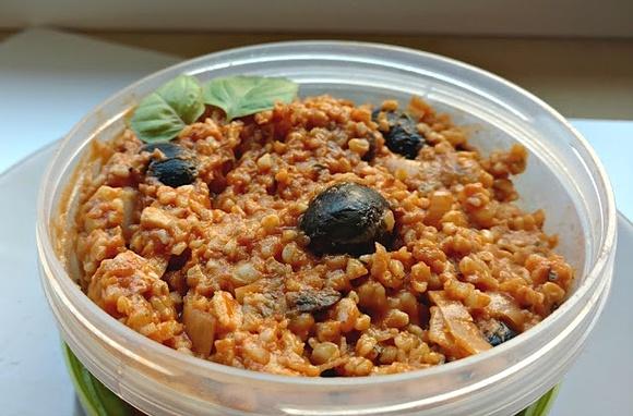 Kasza bulgur z kurczakiem i oliwkami
