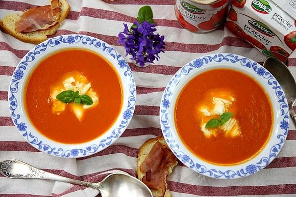 Aksamitna zupa pomidorowa z mozzarellą