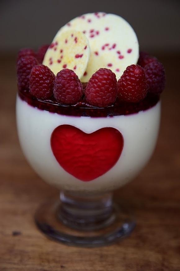 Zakochana panna cotta z białą czekoladą i malinami