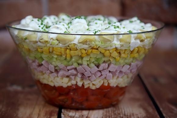 Warstwowa sałatka z tortellini