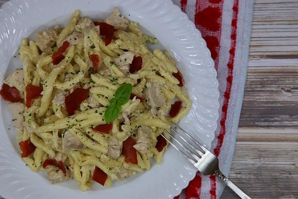 Maccheroni al ferretto w sosie Alfredo z indykiem i szynką Serrano