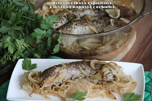 Biała kiełbasa zapiekana z kiszoną kapustą i cebulą