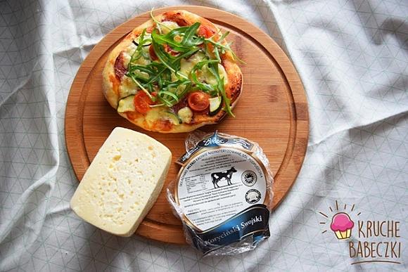 Pizzerinki z salami rukolą cukinią i serem korycińskim
