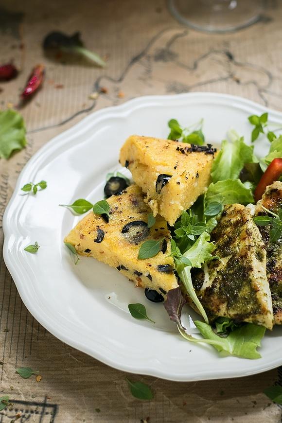 Filety z kurczaka w pesto z polentą