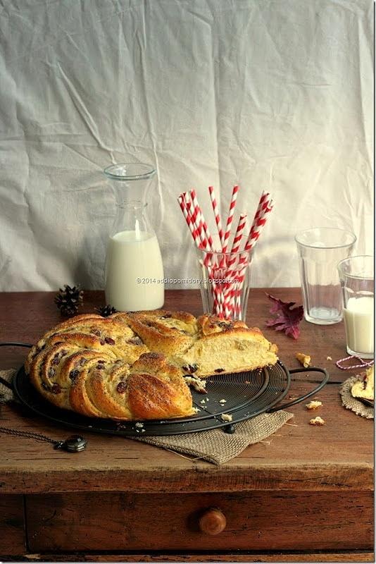 Drożdżowy wieniec z marcepanem i żurawiną