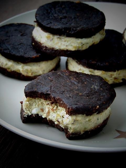 Kokosowo-pistacjowe ciastka Oreo wegańskie bezglutenowe