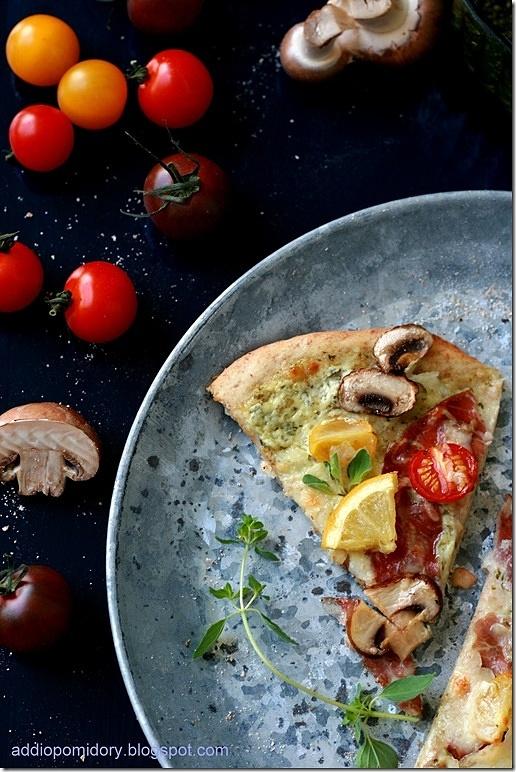 Pizza z cytrynami w oliwie
