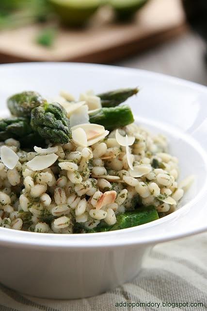 Wiosenne pesto z pokrzyw i pęczaku