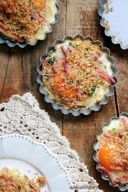 Chlebowe tarteletki z jajkiem, szynką, parmezanem i miętą