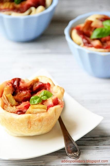 Truskawkowy flan z rabarbarem i bazylią