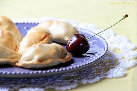 Pieczone pierożki z czereśniami i imbirem