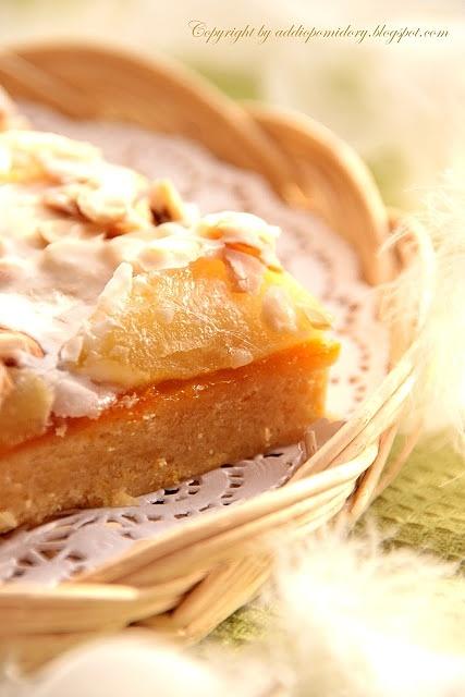 Marcepanowy mazurek z karmelizowanymi jabłkami i pomarańczową nutą