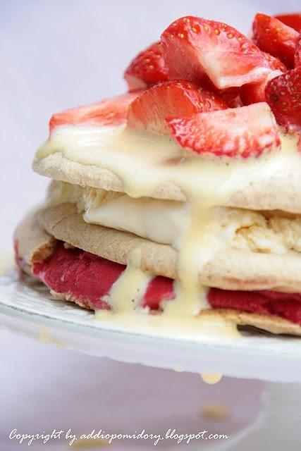Trio tort z truskawkami, pistacjami i kogel-mogel