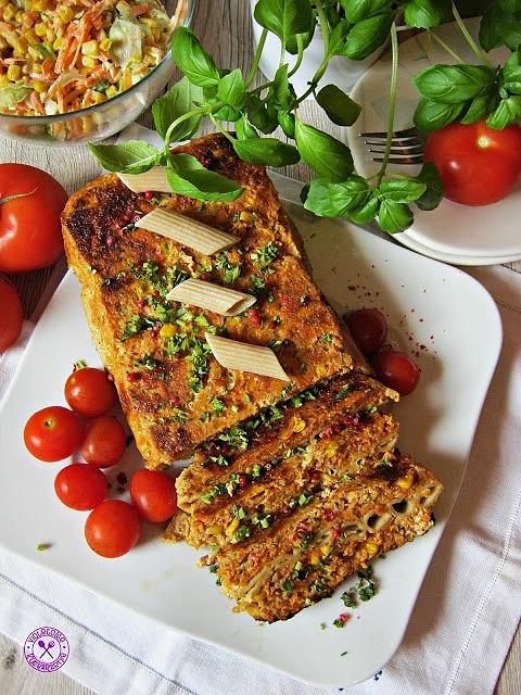 Pieczeń pomidorowa z makaronem penne i warzywami
