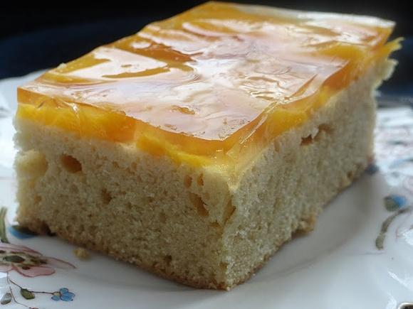 Ciasto jogurtowe z galaretką i brzoskwiniami