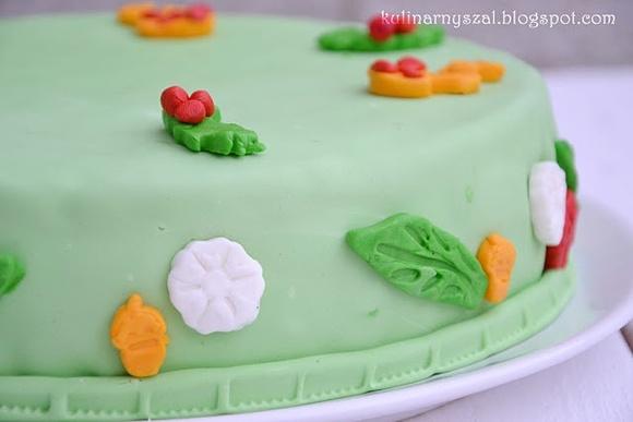 Tort z brzoskwiniami