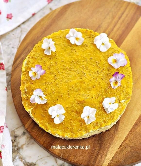 Kremowy torcik z mango wegański bez cukru i glutenu
