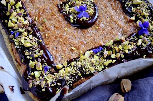 Mazurek makaronikowo-kajmakowy na makowym spodzie