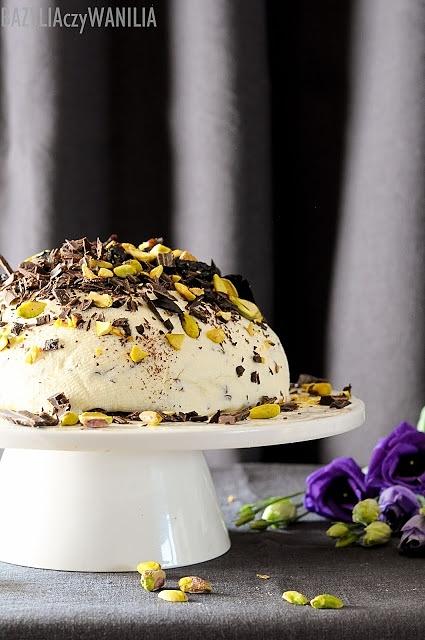 Pascha z mascarpone, suszonymi śliwkami i pistacjami