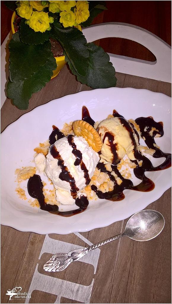 Deser z cytrynowym mascarpone i lodami z czekoladowym sosem