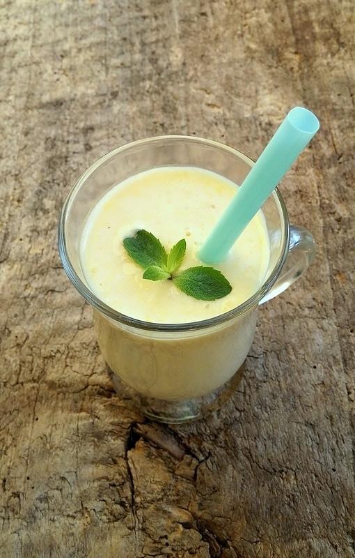 Koktajl pomarańczowo-bananowy z mango i miodem