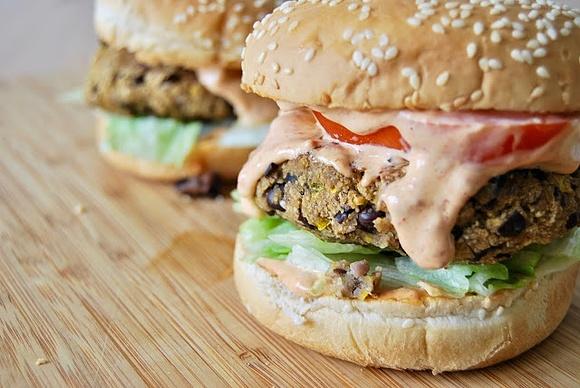 Burgery z czarnej fasoli