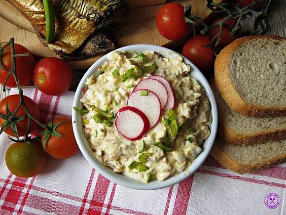 Pasta jajeczna z makrelą rzodkiewką i serem feta