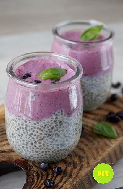 Kokosowy pudding chia z jagodami