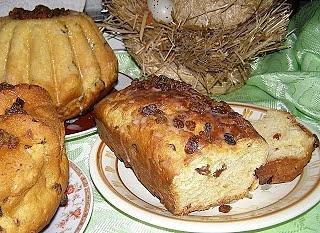 Puszysta drożdżowa babka z rodzynkami i nutą pomarańczy