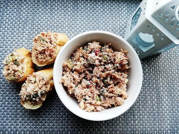 Pasta z tuńczyka i wędzonego sera