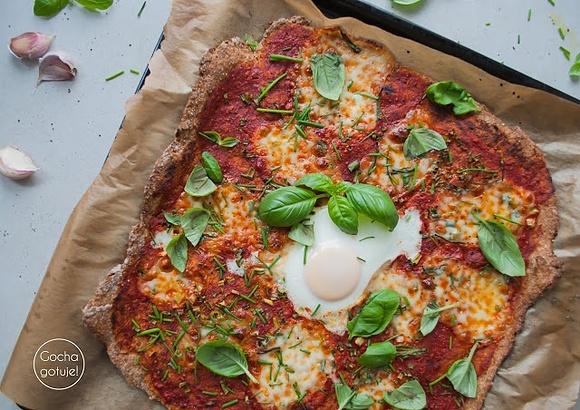 Pizza z mąki pełnoziarnistej z jajkiem i szczypiorkiem
