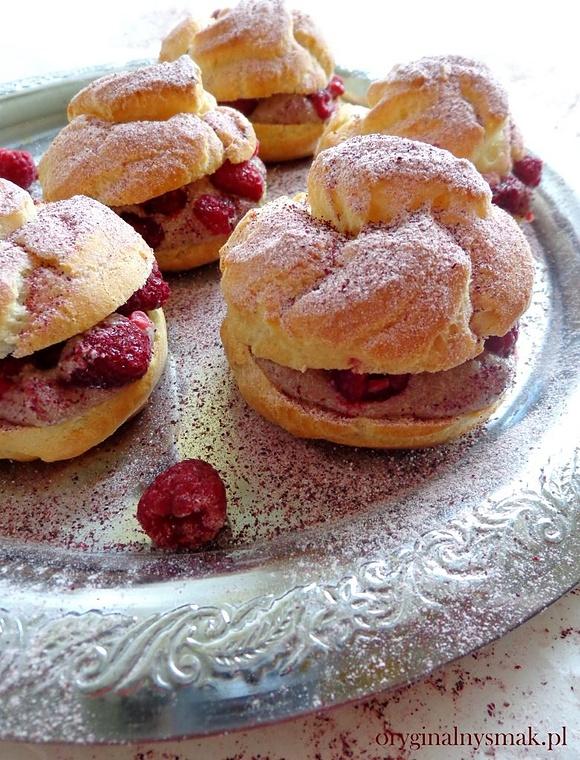 Ptysie z kremem czekoladowym i malinami posypane pudrem z hibiskusa
