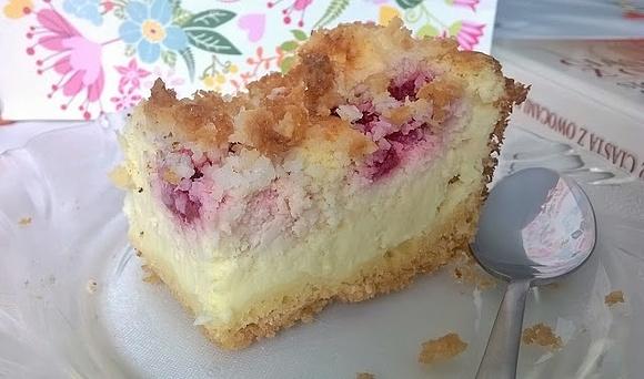 Sernik z malinami i kokosową kruszonką