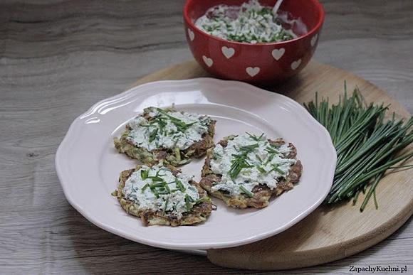 Placki z cukinii z pastą twarogową i szczypiorkiem