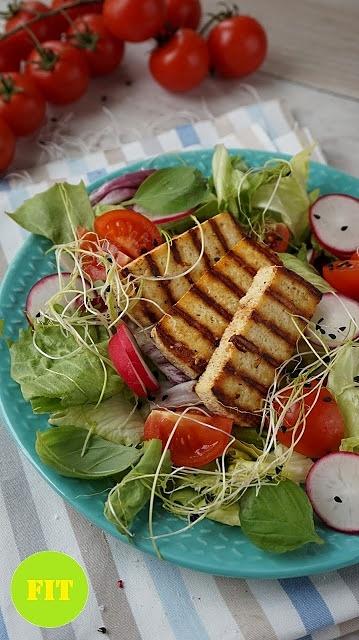 Sałatka z grillowanym tofu z pomidorami i rukolą