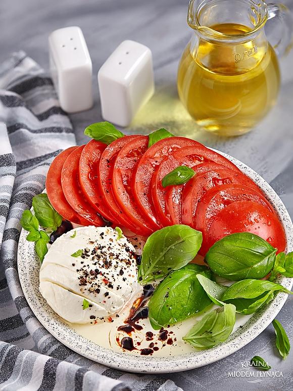 Klasyczna sałatka Caprese z mozzarellą i pomidorami