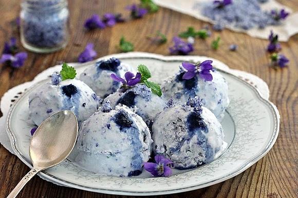 Lody fiołkowe z kwiatami fiołków