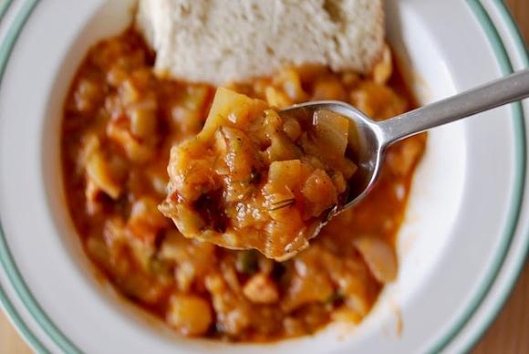 Bigos z młodej kapusty