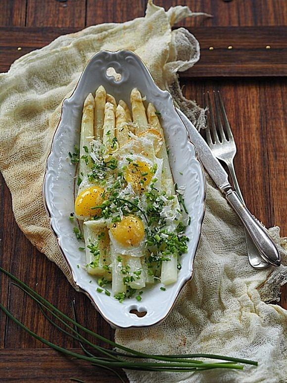 Białe szparagi z jajem przepiórczym, szczypiorkiem i parmezanem